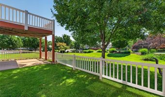 812 Whispering Village Cir, Ballwin, MO 63021