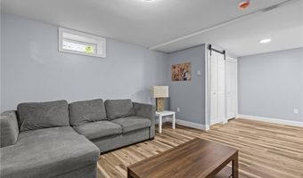 137 Overlook Dr, Warwick, RI 02818