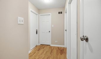 219 W Appletree Ln, Arlington Heights, IL 60004