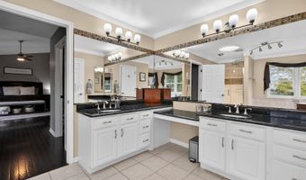 941 Par Dr, Algonquin, IL 60102