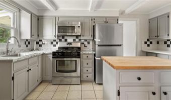 29 Cormier Rd, Lincoln, RI 02865