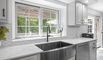 37 Birchwood Cir, Bedford, NH 03110