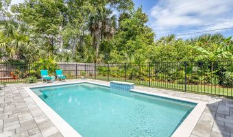 121 14th St, Apalachicola, FL 32320
