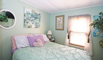 56 Bayview Pkwy, Middletown, RI 02842