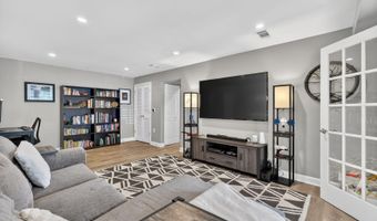 4113 S FOUR MILE RUN Dr 102, Arlington, VA 22204