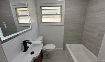 32 Penndale Dr, Amityville, NY 11701