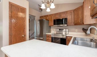 2513 Marwood Dr, Mankato, MN 56001