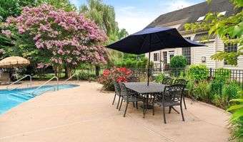 6 Sleepy Hollow Ct, Allentown, NJ 08501