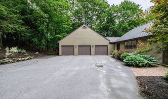 15 Inverness Rd, Falmouth, ME 04105