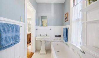 41 Walcott Ave, Jamestown, RI 02835