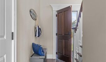 5 Lowndes St, Newport, RI 02840