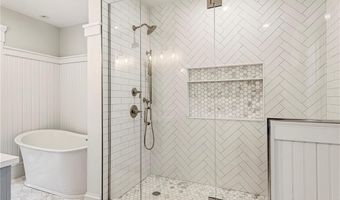 28 Mount Vernon St, Newport, RI 02840