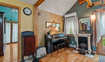 648 Raymond Rd, Chester, NH 03036