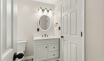 794 Robinhood Dr, Aurora, OH 44202