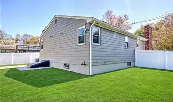 8 Ashby St, Johnston, RI 02919