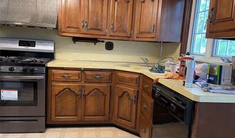 28 Lynton Rd 1, Albertson, NY 11507