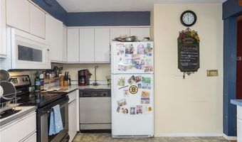 37 Squantum Dr, Middletown, RI 02842