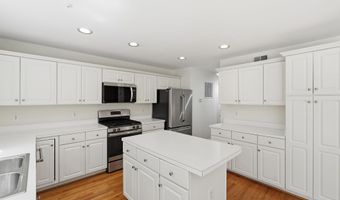 2904 N 4TH St N, Arlington, VA 22201