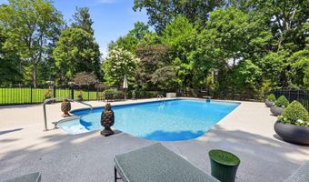 11005 Park Rd, Anchorage, KY 40223