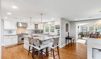 11 Harbour Rd, Barrington, RI 02806