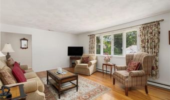 68 Birchwood Dr, Narragansett, RI 02882