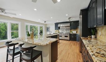 8121 BRIAR CREEK Dr, Annandale, VA 22003