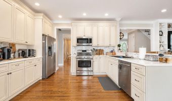 71 Compton St, Belford, NJ 07718