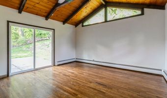8 Laurel Dr, Brookfield, CT 06804