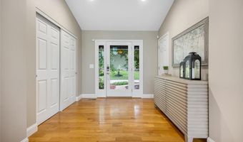 924 Forest Lake Ct, Ballwin, MO 63021