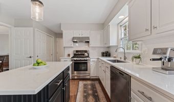 635 Oakview Dr, Algonquin, IL 60102