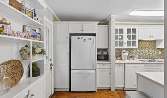 6 North Rd, Foster, RI 02825