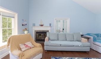 327 Corey Ln, Middletown, RI 02842