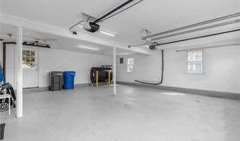 384 Valley Rd, Middletown, RI 02842