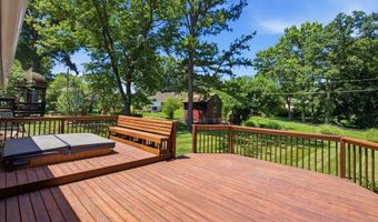 893 Oklahoma Ave, Ballwin, MO 63021