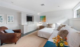 72 Summerfield Ln, Middletown, RI 02842