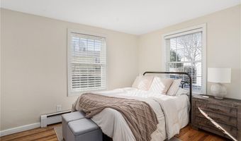 4 Halsey Ave, Middletown, RI 02842