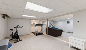 17 Northgate Dr, Albany, NY 12203