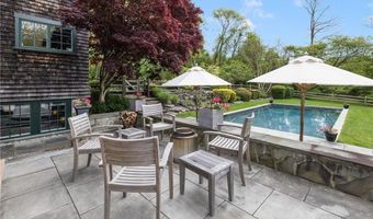 56 Summerfield Ln, Middletown, RI 02842