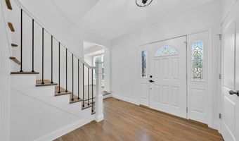 107 Falmouth Dr, Ballwin, MO 63011