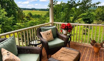 2004 SEVEN MEADOWS Ln, Appomattox, VA 24522