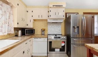 9 Valley Dr, Bristol, RI 02809