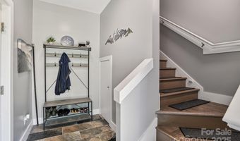 8 Apple Ln, Asheville, NC 28804
