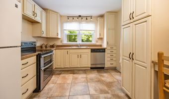 44 Williamsburg Dr, Cheshire, CT 06410
