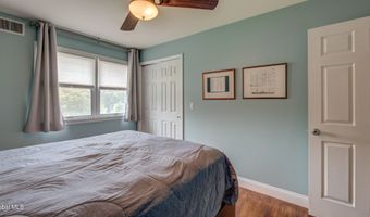 4 Fairway Ct, Albany, NY 12208