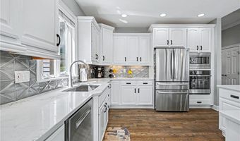 560 Club Dr, Aurora, OH 44202