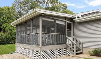 68 Birchwood Dr, Narragansett, RI 02882