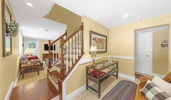 305 Hedgewood Dr, Akron, OH 44319