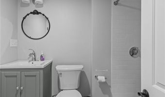 18 Sylvan Ter, Newport, RI 02840