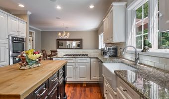 15 Wildwood Dr, Albany, NY 12211