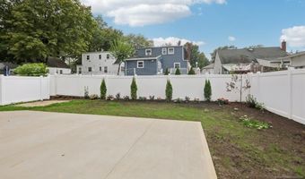 14 Redwood St, Bergenfield, NJ 07621